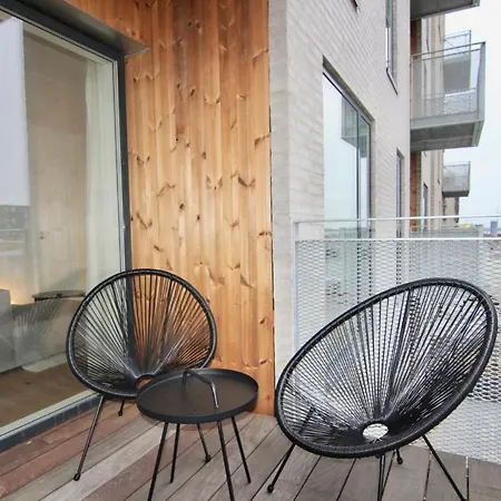 Fantastic 2-bed W Balcony In North Habour *